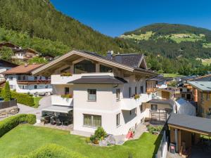 eine Luftansicht eines Hauses in den Bergen in der Unterkunft Panorama I in Mayrhofen