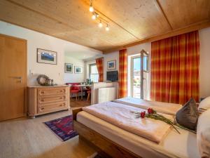 sypialnia z łóżkiem i jadalnią w obiekcie Panorama II w Mayrhofen