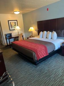 Habitación de hotel con cama grande y escritorio. en Garden Inn and Suites en Little Rock