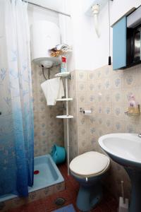 uma casa de banho com um WC e um lavatório em Apartments by the sea Maslinica, Solta - 776 em Grohote