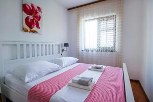 um quarto com uma cama com duas toalhas em Apartments by the sea Maslinica, Solta - 776 em Grohote