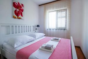 Ένα ή περισσότερα κρεβάτια σε δωμάτιο στο Apartments by the sea Maslinica, Solta - 776