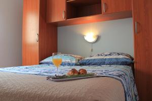 Tempat tidur dalam kamar di Apartments by the sea Lukoran (Ugljan) - 836