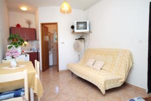 uma sala de estar com um sofá e uma mesa em Apartments with a parking space Privlaka, Zadar - 667 em Privlaka