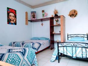 ein Schlafzimmer mit 2 Betten und einem Regal in der Unterkunft México Lindo in Mexiko-Stadt