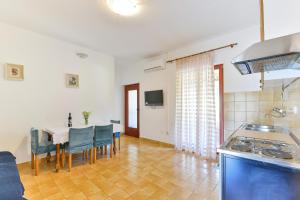 Kuchyň nebo kuchyňský kout v ubytování Apartments by the sea Tkon, Pasman - 698