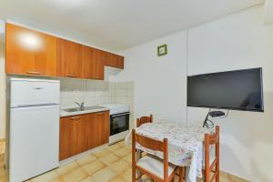 Kuchyň nebo kuchyňský kout v ubytování Apartments by the sea Tkon, Pasman - 698