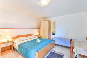 Postel nebo postele na pokoji v ubytování Apartments by the sea Tkon, Pasman - 698