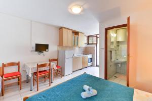 Kuchyň nebo kuchyňský kout v ubytování Apartments by the sea Tkon, Pasman - 698