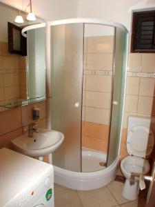 La salle de bains est pourvue d'une douche, d'un lavabo et de toilettes. dans l'établissement Apartments by the sea Pisak, Omis - 658, à Mimice