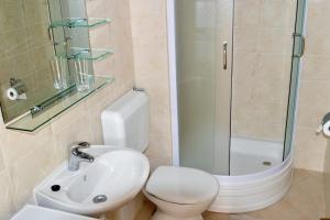 La salle de bains est pourvue de toilettes, d'un lavabo et d'une douche. dans l'établissement Apartments by the sea Pisak, Omis - 658, à Mimice