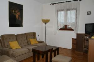 uma sala de estar com um sofá e uma mesa em Apartments with a parking space Postira, Brac - 700 em Postira