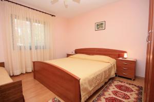 Katil atau katil-katil dalam bilik di Apartments with a parking space Mirca, Brac - 728