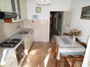 Kuchyň nebo kuchyňský kout v ubytování Apartments by the sea Sutivan, Brac - 719