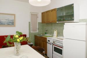 Dapur atau dapur kecil di Apartments with a parking space Mirca, Brac - 730