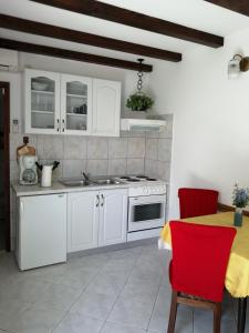 Kuchyň nebo kuchyňský kout v ubytování Apartments by the sea Milna, Brac - 735