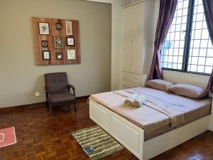 1 dormitorio con 1 cama, 1 silla y 1 ventana en Sevenseas Marina Crescent, en Port Dickson