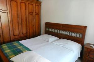sypialnia z łóżkiem i drewnianą szafką w obiekcie Family friendly house with a parking space Pucisca, Brac - 749 w mieście Pučišća