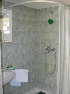 La salle de bains est pourvue d'une douche et d'un lavabo. dans l'établissement Family friendly house with a parking space Pucisca, Brac - 749, à Pučišća
