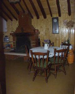 - une table et des chaises dans une pièce dotée d'une cheminée dans l'établissement Family friendly house with a parking space Pucisca, Brac - 749, à Pučišća