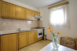 Kuchyň nebo kuchyňský kout v ubytování Apartments with a parking space Pucisca, Brac - 756