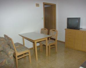TV a/nebo společenská místnost v ubytování Apartments with a parking space Pucisca, Brac - 756