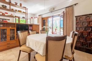 a dining room with a table and chairs at Apartments by the sea Sumartin, Brac - 758 in Sumartin