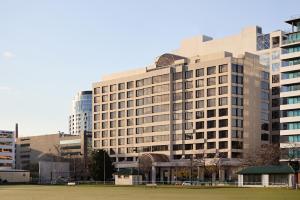 un gran edificio con un campo delante en View Melbourne, en Melbourne