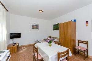 Televízia a/alebo spoločenská miestnosť v ubytovaní Apartments with parking spaces Postira, Brac - 765