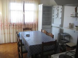 Virtuvė arba virtuvėlė apgyvendinimo įstaigoje Apartment Maslinica 774b