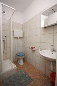 łazienka z toaletą i umywalką w obiekcie Apartments by the sea Stomorska, Solta - 781 w mieście Stomorska