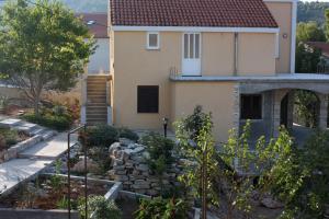 Galeriebild der Unterkunft Apartments by the sea Stomorska, Solta - 778 in Stomorska