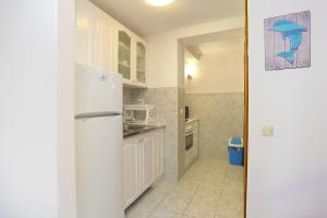 Kuchyňa alebo kuchynka v ubytovaní Holiday house with a parking space Brela, Makarska - 788