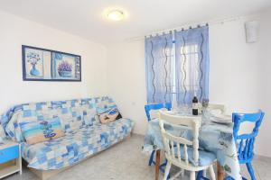 sala de estar con sofá, mesa y sillas en Holiday house with a parking space Brela, Makarska - 788, en Brela