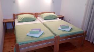 Llit o llits en una habitació de Apartments by the sea Tisno, Murter - 810