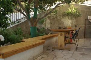 Vonkajšia záhrada v ubytovaní Apartments by the sea Duce, Omis - 945