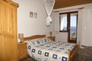 Posteľ alebo postele v izbe v ubytovaní Apartments by the sea Duce, Omis - 945