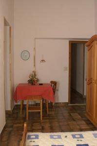 Posteľ alebo postele v izbe v ubytovaní Apartments by the sea Duce, Omis - 945