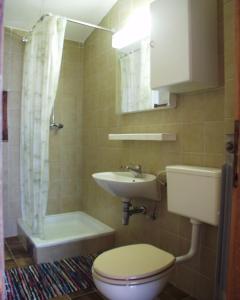 Kúpeľňa v ubytovaní Apartments by the sea Duce, Omis - 945