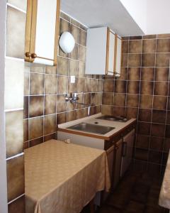Kúpeľňa v ubytovaní Apartments by the sea Duce, Omis - 945