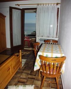 Fotografia z galérie ubytovania Apartments by the sea Duce, Omis - 945 v destinácii Duće