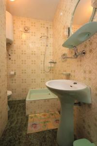 W łazience znajduje się umywalka, prysznic i lustro. w obiekcie Apartments by the sea Marusici, Omis - 957 w Mimicach