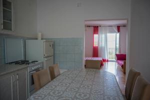 Kuchyňa alebo kuchynka v ubytovaní Apartments with a parking space Slatine, Ciovo - 973 + 12 fotografií