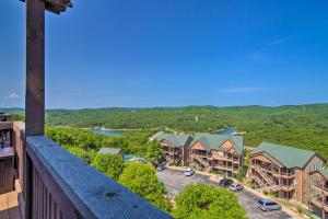 una vista dal balcone di un resort con parcheggio di Luxe Branson Retreat with Mtn Views and Pool Access! a Branson