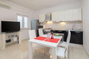 Kuchyň nebo kuchyňský kout v ubytování Apartments by the sea Seget Vranjica, Trogir - 978
