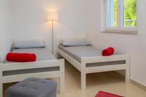 Postel nebo postele na pokoji v ubytování Apartments by the sea Seget Vranjica, Trogir - 978
