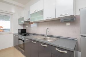 Kuchyň nebo kuchyňský kout v ubytování Apartments by the sea Seget Vranjica, Trogir - 978