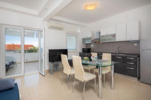 Kuchyň nebo kuchyňský kout v ubytování Apartments by the sea Seget Vranjica, Trogir - 978