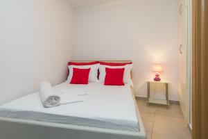 Postel nebo postele na pokoji v ubytování Apartments by the sea Seget Vranjica, Trogir - 978