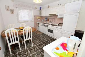 Kuchyňa alebo kuchynka v ubytovaní Apartments by the sea Seget Vranjica, Trogir - 980 + 15 fotografií